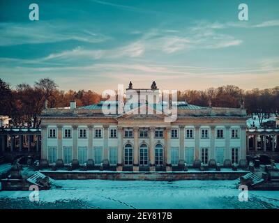 Belle vue panoramique de drone aérienne du Palais sur l'île (polonais: Palac Na Wyspie), également connu sous le nom de Palais des bains (polonais: Palac Lazienkowski), est Banque D'Images