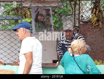 Peuple cubain dans un kiosque de marché avec l'image de Fidel Castro, Santa Clara, Cuba Banque D'Images