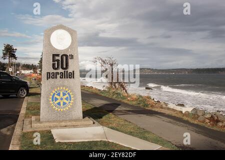 Campbell River, Canada - novembre 17,2020 : vue du panneau 50e parallèle avec Campbell River en arrière-plan Banque D'Images