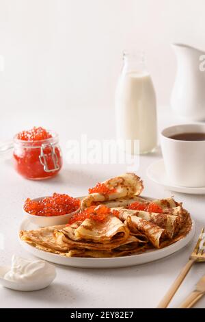 Crêpes russes fines ou blini avec caviar rouge. Banque D'Images