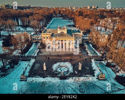 Belle vue panoramique de drone aérienne du Palais sur l'île (polonais: Palac Na Wyspie), également connu sous le nom de Palais des bains (polonais: Palac Lazienkowski), est Banque D'Images