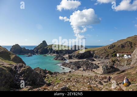 Familles et couples profitant d'une journée ensoleillée en octobre à Kynance Cove sur la péninsule de Lizard à Cornwall, Royaume-Uni Banque D'Images