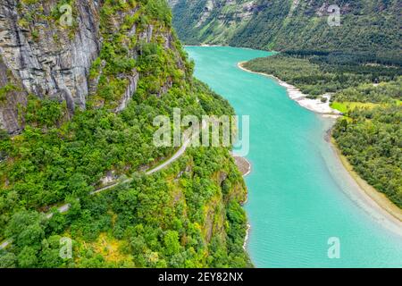 Vue aérienne de la route au-dessus du lac Loenvatn, route à péage vers le glacier Kjenndalsbreen, Norvège Banque D'Images