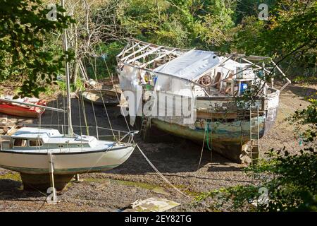 Les bateaux sont en cours de rénovation à marée basse dans une crique abritée près de Falmouth et Penryn, Cornwall, Royaume-Uni Banque D'Images