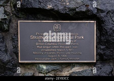 Île de Vancouver, Canada - novembre 17,2020 : vue du Bureau d'information (plaque) Parc provincial Strathcona sur un mur de pierre Banque D'Images