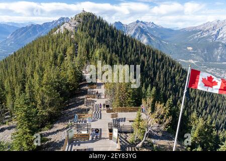 Sentier de la montagne de soufre en été, escaliers en bois et promenades le long du sommet. Parc national Banff, Rocheuses canadiennes, Alberta, Canada. Banque D'Images