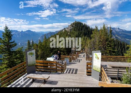 Sentier de la montagne de soufre en été, escaliers en bois et promenades le long du sommet. Parc national Banff, Rocheuses canadiennes, Alberta, Canada. Banque D'Images