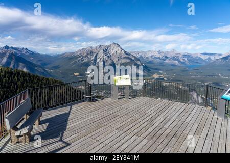 Sentier de la montagne de soufre en été, escaliers en bois et promenades le long du sommet. Parc national Banff, Rocheuses canadiennes, Alberta, Canada. Banque D'Images