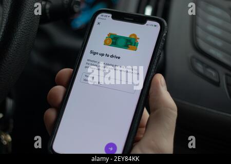 Vancouver, Canada - le 27 février 2020 : une personne tient le téléphone avec l'application pilote Lyft avec une page de démarrage à l'écran Banque D'Images