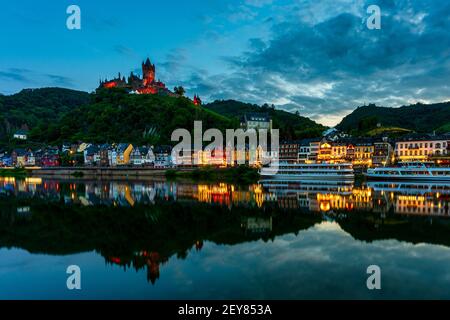 Moselle avec lumières de la ville de Cochem la nuit, Allemagne. Château impérial de Cochem. Banque D'Images