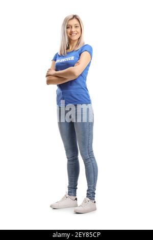 Portrait complet d'une jeune femme volontaire posant avec bras croisés et sourire à l'appareil photo isolé sur fond blanc Banque D'Images