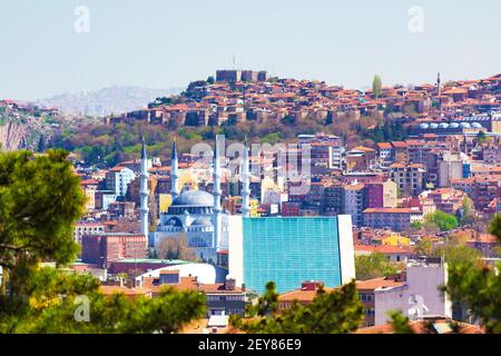 Vue panoramique sur Ankara, la capitale cosmopolite de la Turquie dans la région centrale d'Anatolie, vue depuis Anıtkabir - le mausolée de Mustafa Kemal Atatürk Banque D'Images