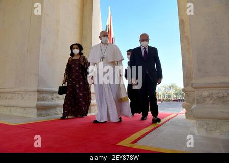 Bagdad, Irak. 05e mars 2021. Le Président iraquien Barham Saleh (R) accueille le Pape François dans l'Irak de Bagdad, le vendredi 5 mars 2021. Photo par Bureau du Président iraquien/UPI crédit: UPI/Alay Live News Banque D'Images