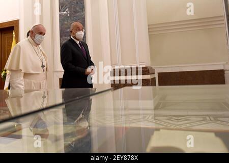 Bagdad, Irak. 05e mars 2021. Le Président irakien Barham Salih et le Pape François se rencontrent au Palais présidentiel lors de la visite historique du Pape à Bagdad, en Irak, le vendredi 5 mars 2021. Photo par Bureau du Président iraquien/UPI crédit: UPI/Alay Live News Banque D'Images