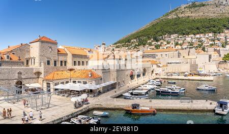 Dubrovnik, Croatie - 22 août 2020 : vue panoramique du vieux port en été Banque D'Images