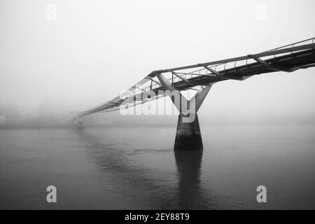 Le Millennium Bridge de Londres le matin d'une journée brumeuse Banque D'Images