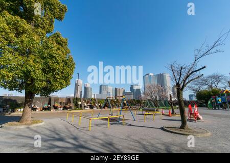 Un bâtiment résidentiel de grande hauteur se trouve dans le quartier Toyosu Koto de Tokyo, au Japon. Banque D'Images