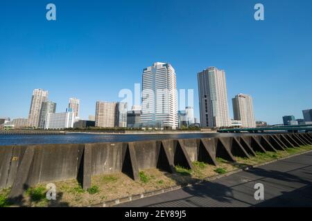 Bâtiments de haute hauteur à Toyosu Koto, au-delà du canal de Harumi à Tokyo, au Japon. Banque D'Images