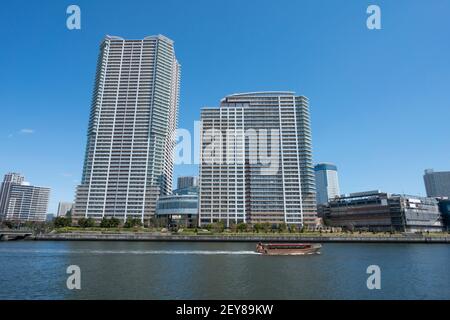 Des immeubles de grande hauteur se trouvent à Toyosu, au-delà du canal Harumi Tokyo Japon. Banque D'Images