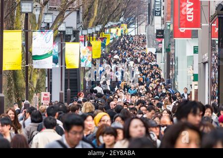 Une foule de gens descendent l'Omotesando Harajuku dimanche après-midi à Jingumae Shibuya Tokyo Japon. Banque D'Images