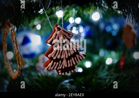 Magnifique pain d'épice décoré en forme d'arbre suspendu Sur un arbre de Noël Banque D'Images