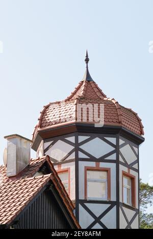 Façade de la maison avec tour et toit en dôme en haut. Décoration à colombages. Architecture allemande. Gros plan, mise au point sélective. Banque D'Images