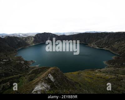 Vue panoramique sur le volcan andin caldera cratère lac Quilotoa bord Boucle de crête dans Pujili Cotopaxi Équateur andes Amérique du Sud Banque D'Images