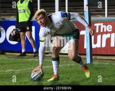 Oliver Hassell-Collins, de London Irish, marque la deuxième tentative du match lors du match Gallagher Premiership au stade de Welford Road, à Leicester. Date de la photo : vendredi 5 mars 2021. Banque D'Images