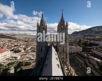 Vue panoramique sur deux tours de la basilique de l'église de la cathédrale néo-gothique Del Voto Nacional dans le vieux centre historique de Quito Pichincha Equateur Amérique du Sud Banque D'Images