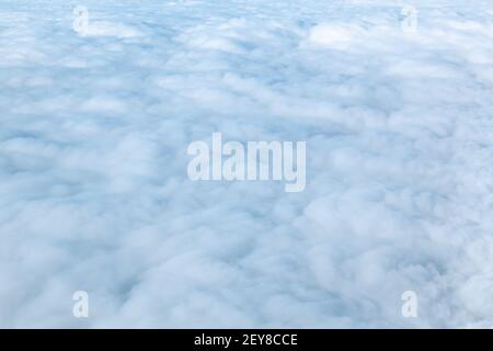 Superbe Ciel Bleu nuageux dans la haute atmosphère Banque D'Images