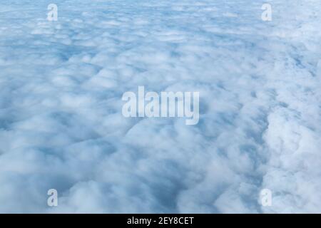 Superbe Ciel Bleu nuageux dans la haute atmosphère Banque D'Images