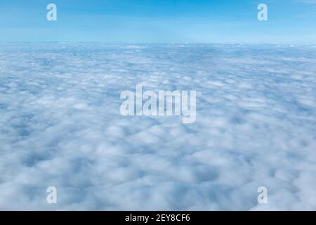Superbe Ciel Bleu nuageux dans la haute atmosphère Banque D'Images