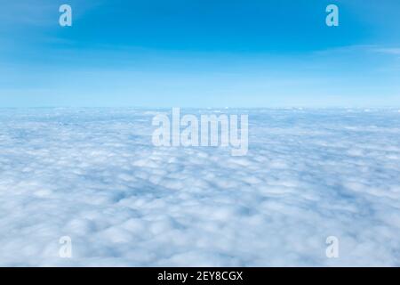 Superbe Ciel Bleu nuageux dans la haute atmosphère Banque D'Images