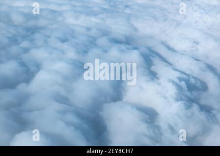 Superbe Ciel Bleu nuageux dans la haute atmosphère Banque D'Images