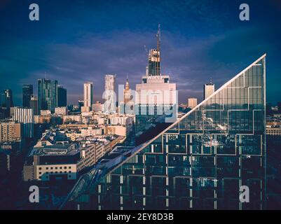 Magnifique vue panoramique sur la ville de Varsovie Centre avec gratte-ciels de la ville de Varsovie et CHMIELNA 89 CRISTAL DE VARSOVIE - un verre p Banque D'Images