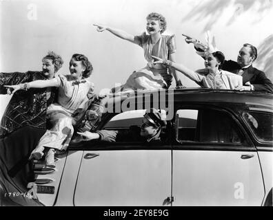 HEDDA HOPPER MARY ASTOR CLAUDETTE COLBERT DON AMECHE ELAINE BARRIE Et JOHN BARRYMORE a posé le Group Publicity Portrait pour MINUIT 1939 réalisateur MITCHELL LEISEN scénario Charles Brackett Billy Wilder Miss Colbert Robes par Irene Paramount Pictures Banque D'Images