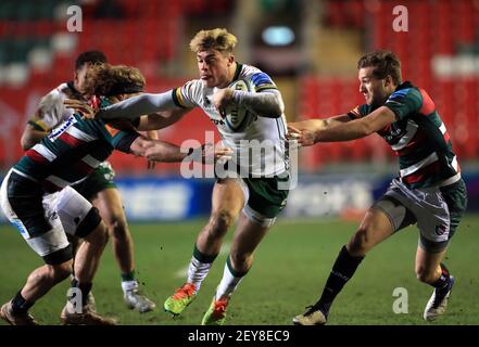 Oliver Hassell-Collins, de London Irish, a été attaqué par Luke Wallace (à gauche) de Leicester Tigers et Johnny McPhillips (à droite) lors du match Gallagher Premiership au stade de Welford Road, à Leicester. Date de la photo : vendredi 5 mars 2021. Banque D'Images