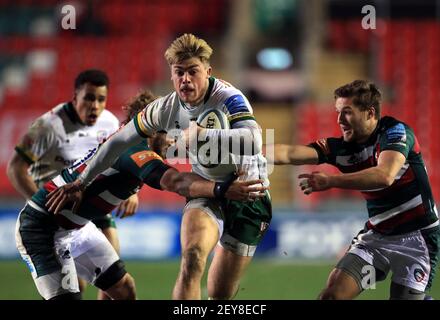 Oliver Hassell-Collins, de London Irish, a été attaqué par Luke Wallace (à gauche) de Leicester Tigers et Johnny McPhillips (à droite) lors du match Gallagher Premiership au stade de Welford Road, à Leicester. Date de la photo : vendredi 5 mars 2021. Banque D'Images