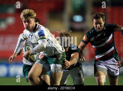 Oliver Hassell-Collins (à gauche), de London Irish, affronté par Luke Wallace et Johnny McPhillips de Leicester Tigers lors du match Gallagher Premiership au stade Welford Road, à Leicester. Date de la photo : vendredi 5 mars 2021. Banque D'Images