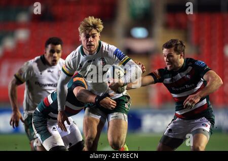 Oliver Hassell-Collins, de London Irish, a été attaqué par Luke Wallace (à gauche) de Leicester Tigers et Johnny McPhillips (à droite) lors du match Gallagher Premiership au stade de Welford Road, à Leicester. Date de la photo : vendredi 5 mars 2021. Banque D'Images