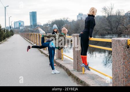 Cours de fitness en groupe à l'extérieur. Cours de gym organisés dans les parcs publics. Trois femmes s'entraîner ensemble dans le parc public. Santé Banque D'Images