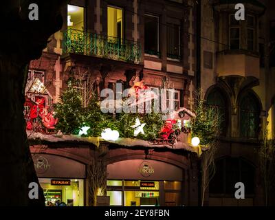 Les rues de la nuit Strasbourg avant le nouvel an. Décorations de Noël, éclairage. France Banque D'Images