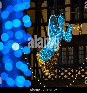 Les rues de la nuit Strasbourg avant le nouvel an. Décorations de Noël, éclairage. France Banque D'Images