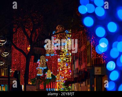 Les rues de la nuit Strasbourg avant le nouvel an. Décorations de Noël, éclairage. France Banque D'Images