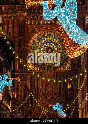 Les rues de la nuit Strasbourg avant le nouvel an. Décorations de Noël, éclairage. France Banque D'Images