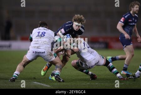 Sale Daniel du Preez (au centre) de Sharks est attaqué par Mark Tampin (à gauche) de Newcastle Falcons et Jamie Blamire lors du match Gallagher Premiership au stade AJ Bell, sale. Date de la photo : vendredi 5 mars 2021. Banque D'Images