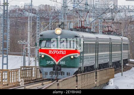 Moscou, Russie - 04 mars 2021 : train de voyageurs rétro numéro 980 ER-2K. Les trains ER-2 ont été fabriqués à Riga en 1964-1970 yy. Banque D'Images