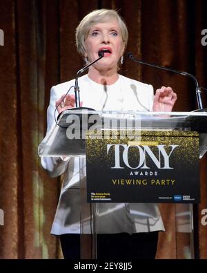 12 juin 2016, Beverly Hills, Californie, États-Unis: Florence Henderson parle à la soirée de visionnement des Tony Awards du 20e anniversaire du Fonds des acteurs à l'hôtel Beverly Hilton. (Image crédit : © Billy Bennight/ZUMA Wire) Banque D'Images