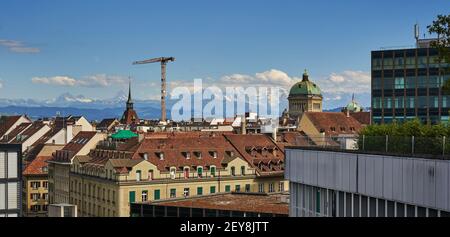 Vue sur la ville de Berne au Bundeshaus dans la lumière du soir sur fond de montagne - Berne, Suisse Banque D'Images