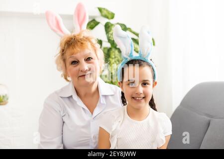 Concept de Pâques. La grand-mère avec sa petite-fille tient des œufs de Pâques à la maison Banque D'Images